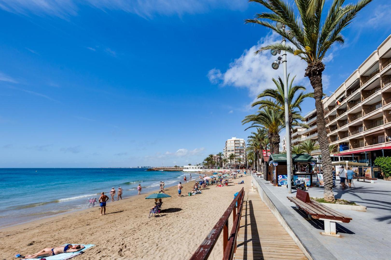 Concordia Beachside Apartment: Near Del Cura & Station